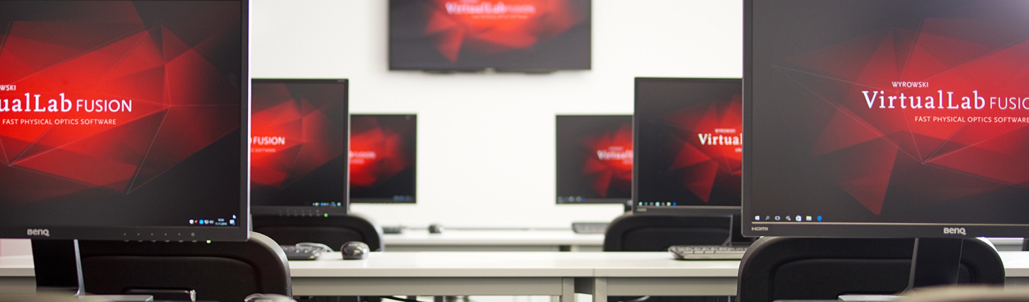 Several screens in our seminar room for the implementation of a VirtualLab Fusion training